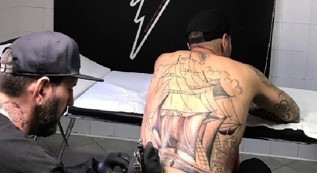 Panchinaro e solitario, nuovo imponente tatuaggio per Sepe [FOTO]