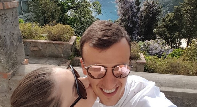 Chiriches si gode il riposo a Capri con la sua famiglia: quanti sorrisi! [FOTO]