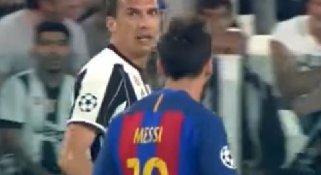 Scintille Messi-Mandzukic, spunta il vero motivo: due gesti antisportivi, la Pulce gli nega il cinque [VIDEO]
