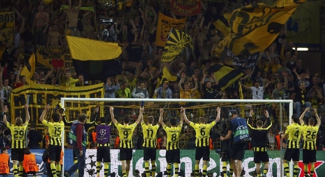 Dortmund, dopo l'attentato terroristico tutto lo stadio canta You'll never walk alone [VIDEO]