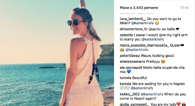 Lady Mertens s'immortala a Ibiza, i tifosi la implorano: Torna a Napoli, fai felice noi e Dries [FOTO]