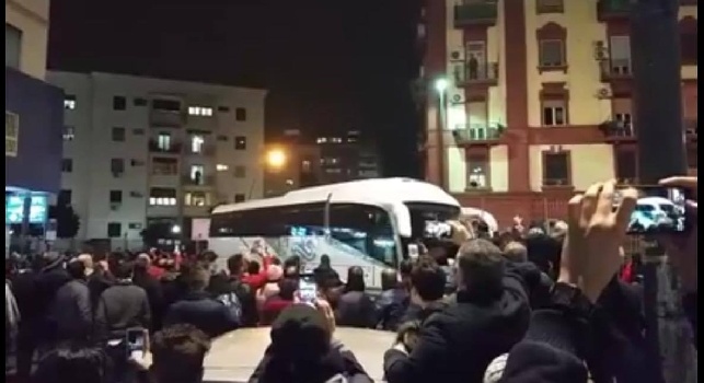 L'Udinese è arrivata al San Paolo, il pullman dei friulani accolto dai fischi dei tifosi azzurri [VIDEO]