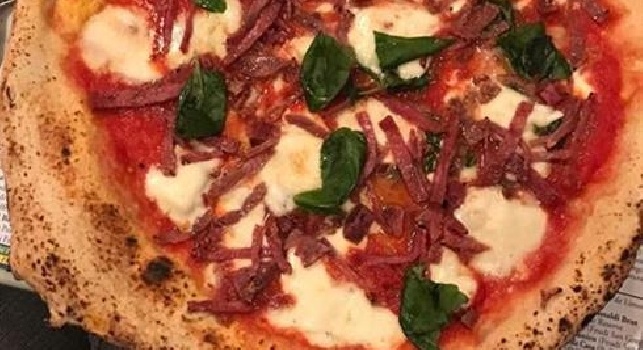 Lady Allan si gode: La vera pizza napoletana [FOTO]