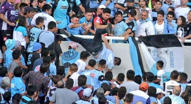 Choc in Argentina, scova il killer del fratello allo stadio: gli ultras lo buttano giù dagli spalti per errore! [VIDEO]