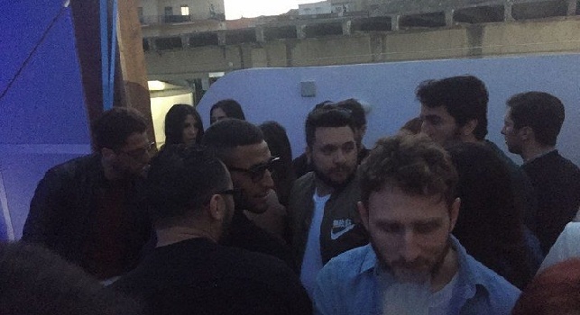 Visita al club partenopeo nel giorno di pasquetta per Ghoulam: algerino acclamato da tantissimi supporter [FOTO CN24]