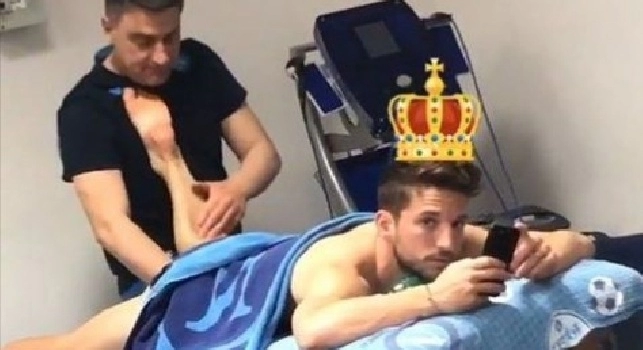 Mertens-D'Avino, massaggio in posizione <i>equivoca</i>: scherzo esilarante di Tonelli! [VIDEO]