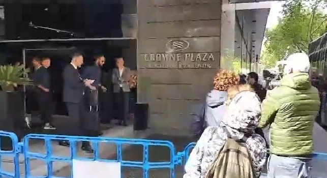 E' Barcellona ma sembra Napoli, Higuain bersagliato da tifosi partenopei fuori l'hotel: Traditore, lota! [VIDEO]