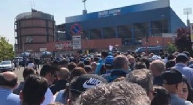 Pochi minuti al fischio d'inizio: centinaia di tifosi azzurri in fila al Mapei Stadium [FOTO]