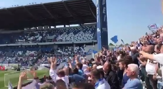 Tanti tifosi del Napoli accorsi al Mapei Stadium, il settore ospiti esplode al gol di Mertens [VIDEO]