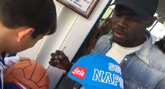 Koulibaly ad Amalfi, relax e tanti selfie: poi spunta una richiesta del difensore ai tanti bambini [FOTOGALLERY]