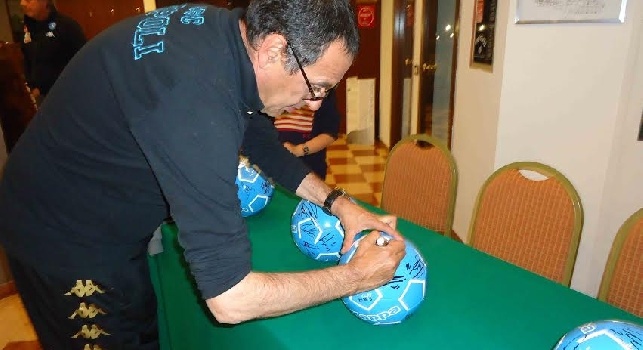Il Napoli aderisce al premio Campione del Primo Tricolore: gli azzurri hanno firmato palloni da devolvere in beneficenza [FOTOGALLERY]