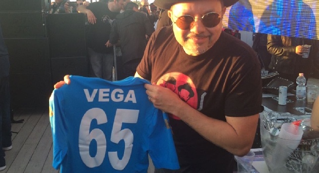 Napoli adotta un tifoso speciale, il mitico Dj Little Louie Vega in consolle con la maglia azzurra! [FOTO ESCLUSIVE]