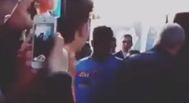 Accoglienza da urlo per il Napoli a Milano, azzurri presi d'assalto dai tifosi [VIDEO]