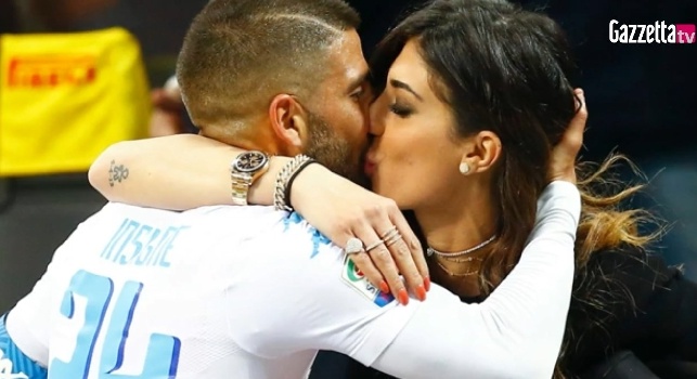 Insigne migliore in campo, la moglie Jenny lo premia con un bacio romantico a San Siro [FOTO]