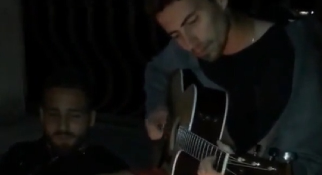 Jorginho alla chitarra, Pavoletti canta e Mertens riprende: show degli azzurri in terrazza! [VIDEO]