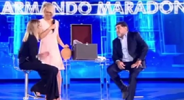 Maradona ospite di 'Amici': Faresti l'allenatore del Napoli?. La risposta di Diego è da vero partenopeo! [VIDEO]