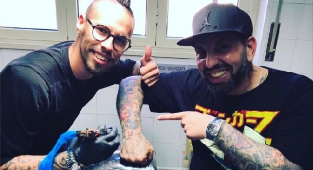 Hamsik diventa tatuatore per un giorno: il capitano disegna sulla pelle il suo 17 a Enzo Brandi [VIDEO]