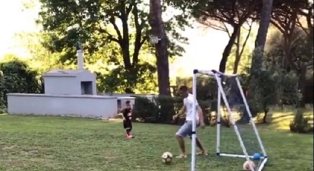 Per i figli si fa di tutto: niente allenamento, oggi un azzurro si è improvvisato portiere [VIDEO]