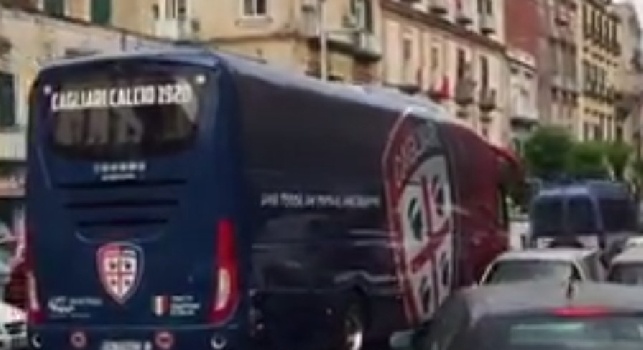Il pullman del Cagliari lascia l'Hotel Caracciolo direzione San Paolo [VIDEO CN24]