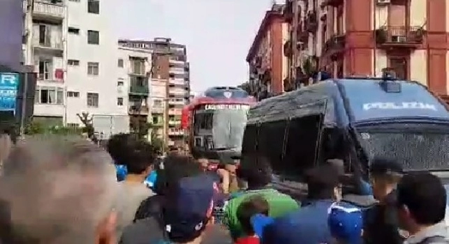 Cagliari, accoglienza infernale per il pullman al San Paolo: fischi e pesanti insulti [VIDEO CN24]