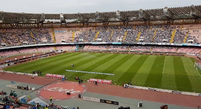 RILEGGI LIVE - Napoli-Cagliari, 3-1 (2' e 49' Mertens, 67' Insigne, 92' Farias): dominio della squadra di Sarri che torna al secondo posto