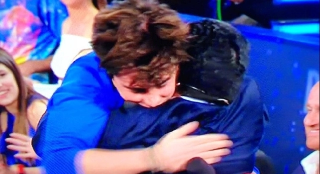 Amici, il cantante Riccardo non crede ai suoi occhi: Davvero c'è Maradona? Ho abbracciato Diego, sei grande! [VIDEO]