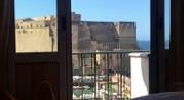 Risveglio su Castel dell'Ovo per Borriello, incantato dal panorama: Buongiorno Napoli [FOTO]