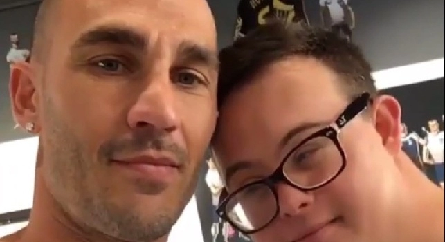 Cannavaro cuore d'oro, eccolo giocare con ragazzi disabili. Poi la richiesta: Dammi un bacio [VIDEO]