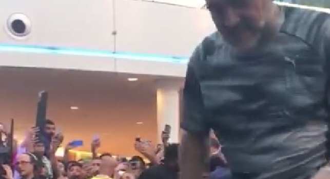 Maradona scatenato in Bahréin, incontra i tifosi ed è delirio: palleggia e guida il coro [VIDEO]