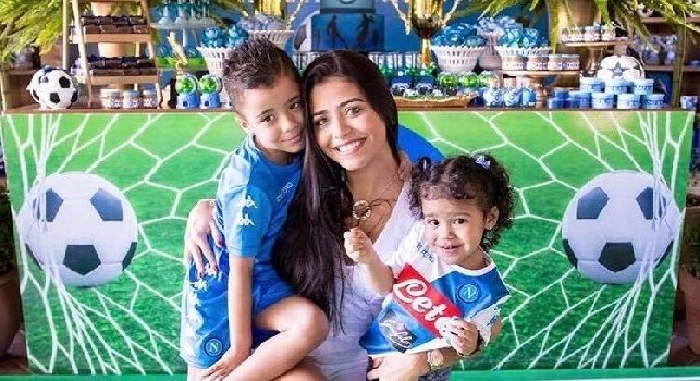 Festa della mamma, lady Allan posta una foto con i figlioletti in completo azzurro [FOTO]