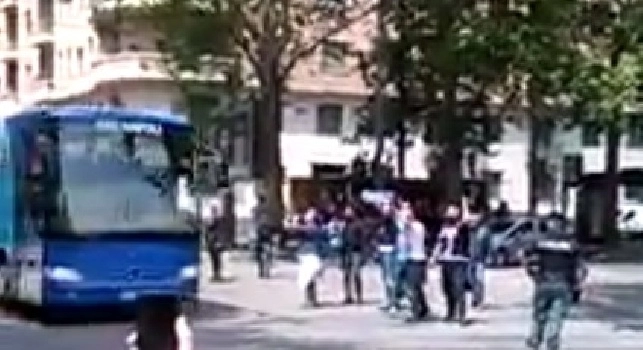 Il pullman del Napoli lascia Torino, ovazione dei napoletani presenti allo stadio | VIDEO CN24