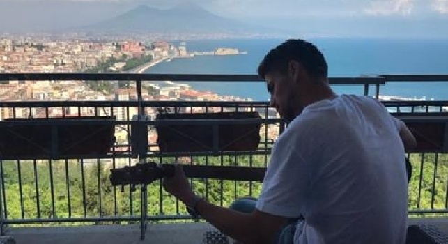 Jorginho mette all'asta due magliette del Napoli per una buona causa [VIDEO]