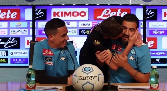 Siparietto in diretta, Albiol: Con Jorginho mi trovo male!. Il centrocampista irrompe e lo bacia! [VIDEO]