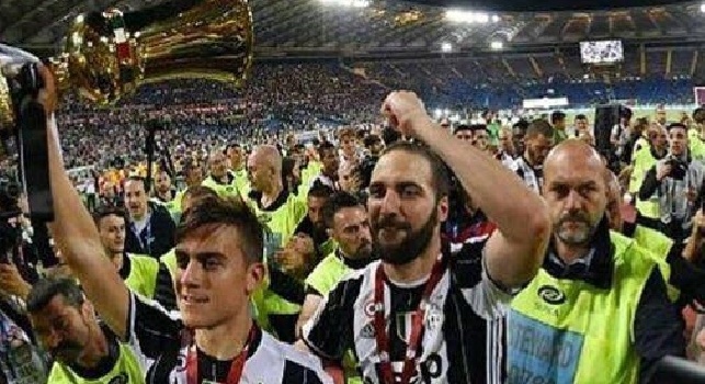 La Juventus festeggia, e c'è anche Hamsik... ma è un sosia! L'immagine fa il giro del web [FOTO]