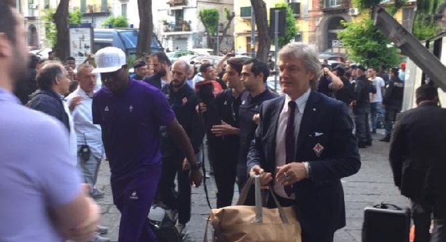 Siparietto di mercato tra Chiesa, Kalinic, Bernardeschi e un tifoso azzurro: l'arrivo della Fiorentina a Napoli [FOTO ESCLUSIVE]