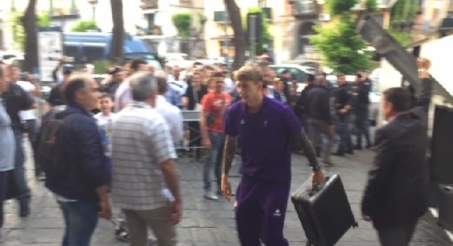 Federico vieni a Napoli!: la Fiorentina arriva in città, tifosi pazzi per Bernardeschi [VIDEO ESCLUSIVO]