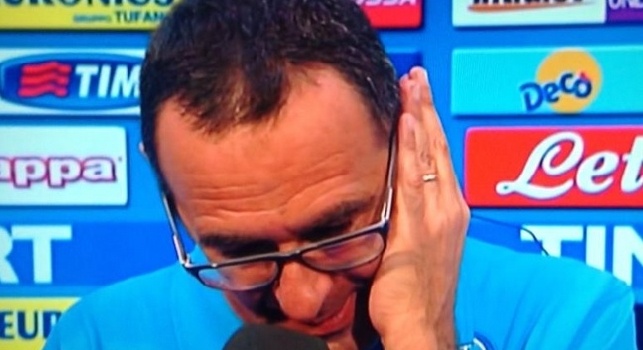 Questa è una bestemmia, non ti rispondo!: Sarri sbotta contro l'inviato della Rai [VIDEO]