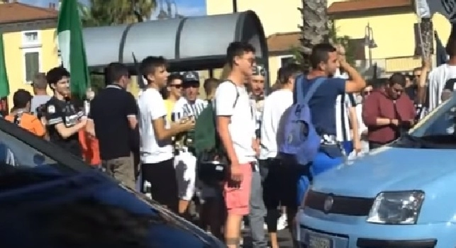 Vergogna a Marina di Carrara, tifosi juventini festeggiano e intonano Vesuvio bruciali col fuoco [VIDEO]