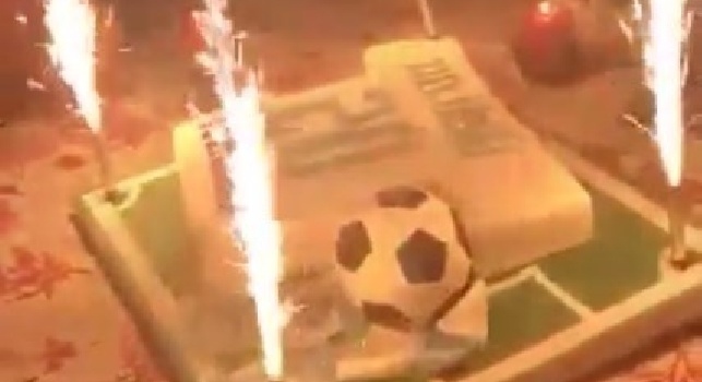 Happy birthday to you!: torta a forma di maglia del Napoli, Zielinski spegne le candeline [VIDEO CN24]