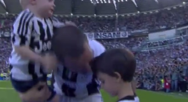 Festa scudetto Juve, il figlio tifoso del Torino di Bonucci entra allo Stadium con il 'broncio'! [VIDEO]