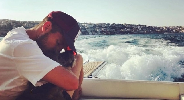 Giornata di relax per Mertens, s'immortala in barca nel golfo di Napoli [FOTO]