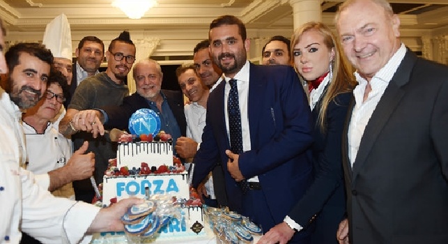Cena SSC Napoli, taglio della torta per De Laurentiis, Sarri e capitan Hamsik: brindisi per la prossima stagione! [FOTO]