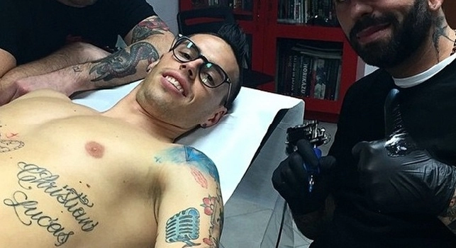 Hamsik ed i tatuaggi, che passione! Nuovo disegno per il capitano del Napoli [FOTO]