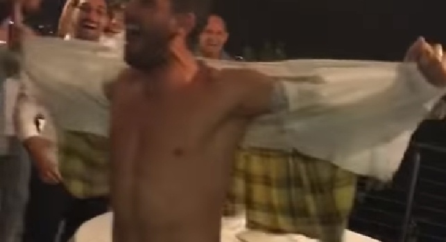 Il napoletano Troianiello conquista tutta Verona, alla festa promozione fa impazzire la squadra [VIDEO]