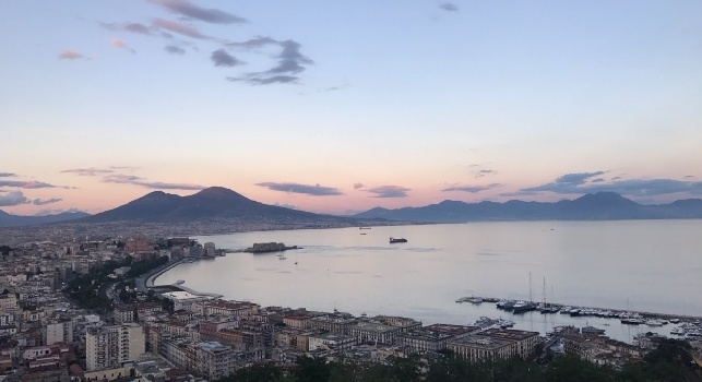 Da 'casa Jorginho' è uno spettacolo: la moglie riprende Napoli, panorama mozzafiato! [VIDEO]