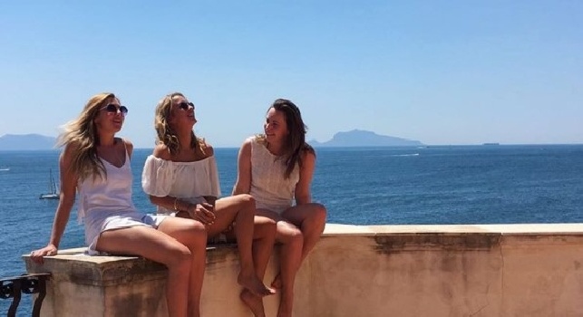 Lady Mertens, giornata in barca nel golfo di Napoli: Kat scherza con alcune amiche [FOTO & VIDEO]