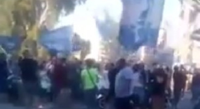 Samp-Napoli, bandiere sventolanti e fumogeni: i tifosi della Curva B all'esterno del San Paolo [VIDEO]