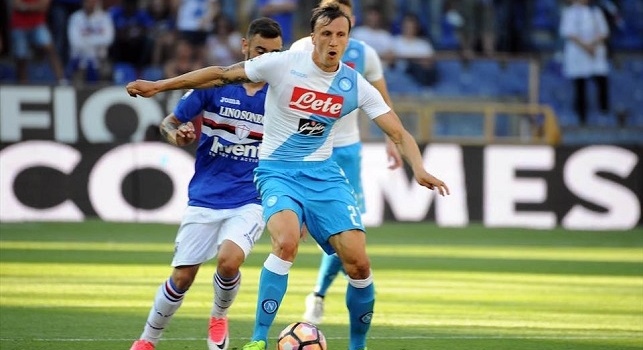 Vlad Iulian Chiricheș è un calciatore rumeno, difensore del Napoli e della Nazionale rumena di cui è il capitano
