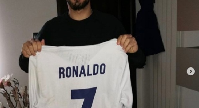 Il fratello di Insigne posa con la maglia di Cristiano Ronaldo e commenta: Te quiero [FOTO]