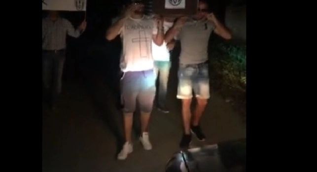 Bara, manifesti e musica lugubre: a Napoli si organizza il funerale del triplete della Juve [VIDEO]